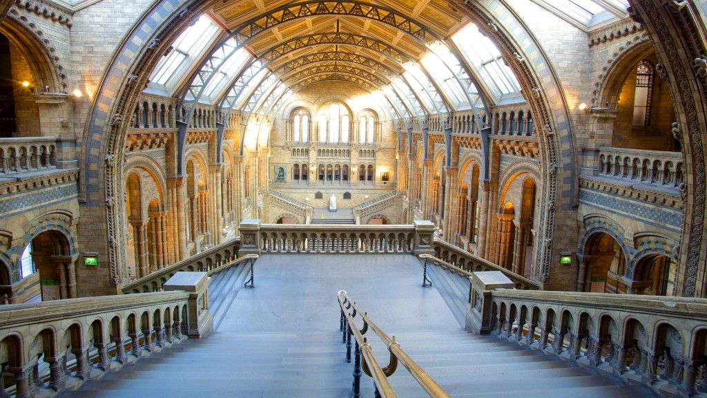 פנים Hintze Hall ב-Natural History Museum — תחנת משפחה קלאסית ליום גשום בלונדון