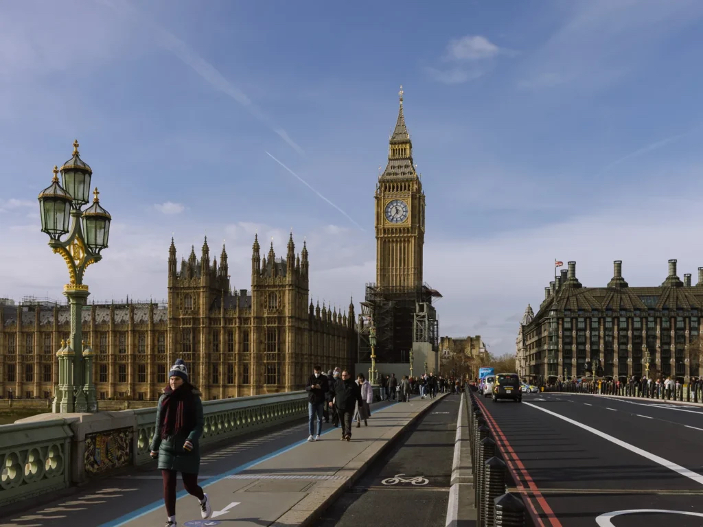 משפחה מטיילת ב-South Bank עם Tower Bridge וה-Thames בנוף